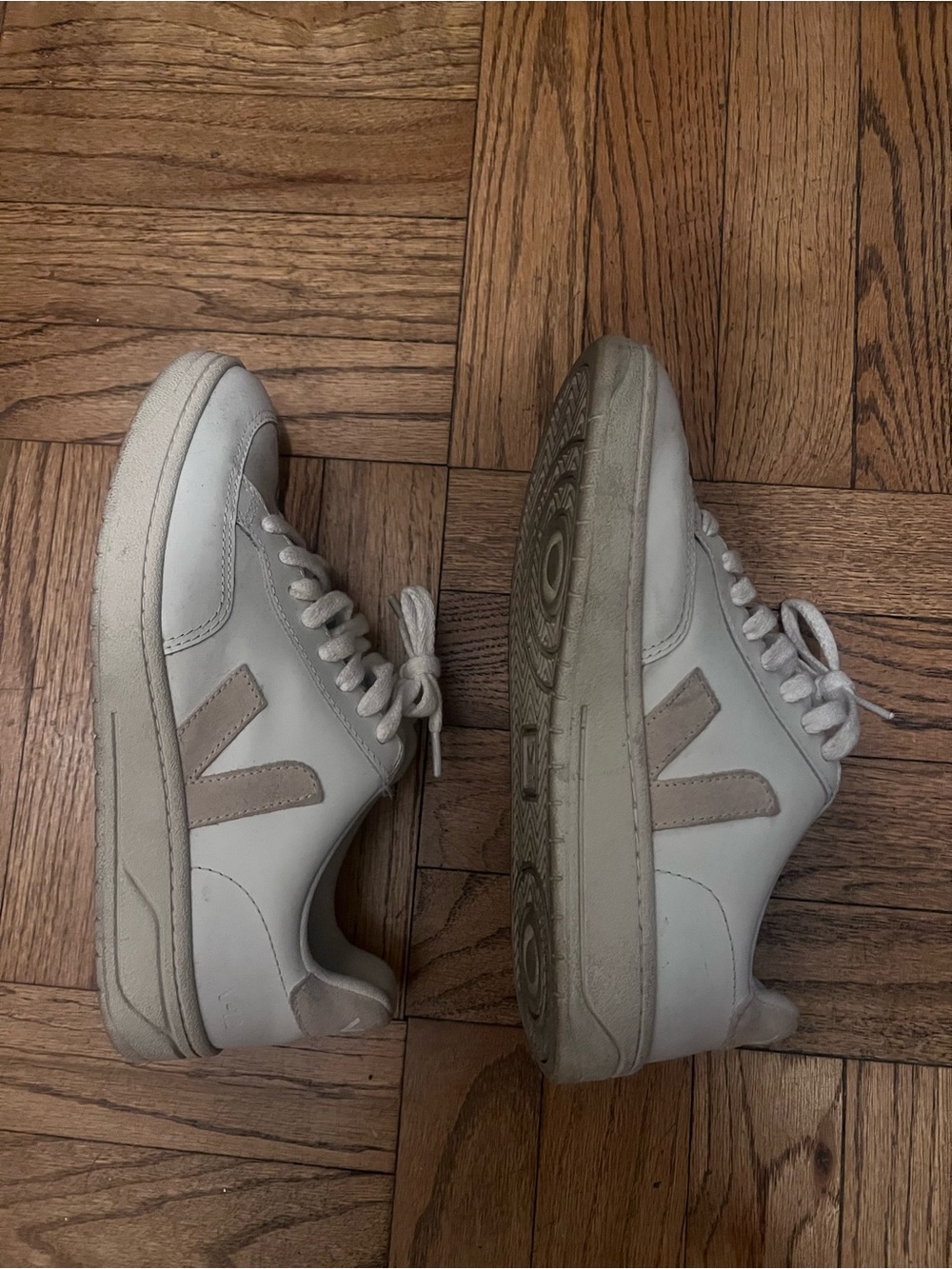 White Leather Casual Sneakers with Beige Accents